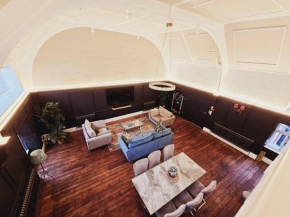 Pass the Keys Unique town centre apartment with vaulted ceiling